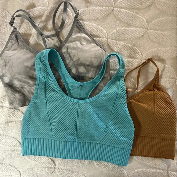 GUC Victoria’s Secret PINK sports bra, size Small. Teal texture fabric. No cups. - Picture 3 of 3